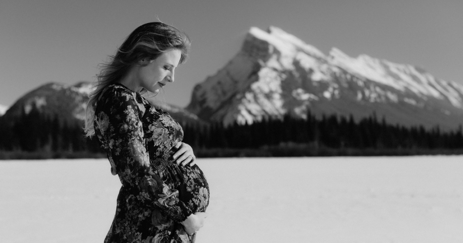 Classic maternity session with mum in the foreground and Mount Rundle in the background in Banff