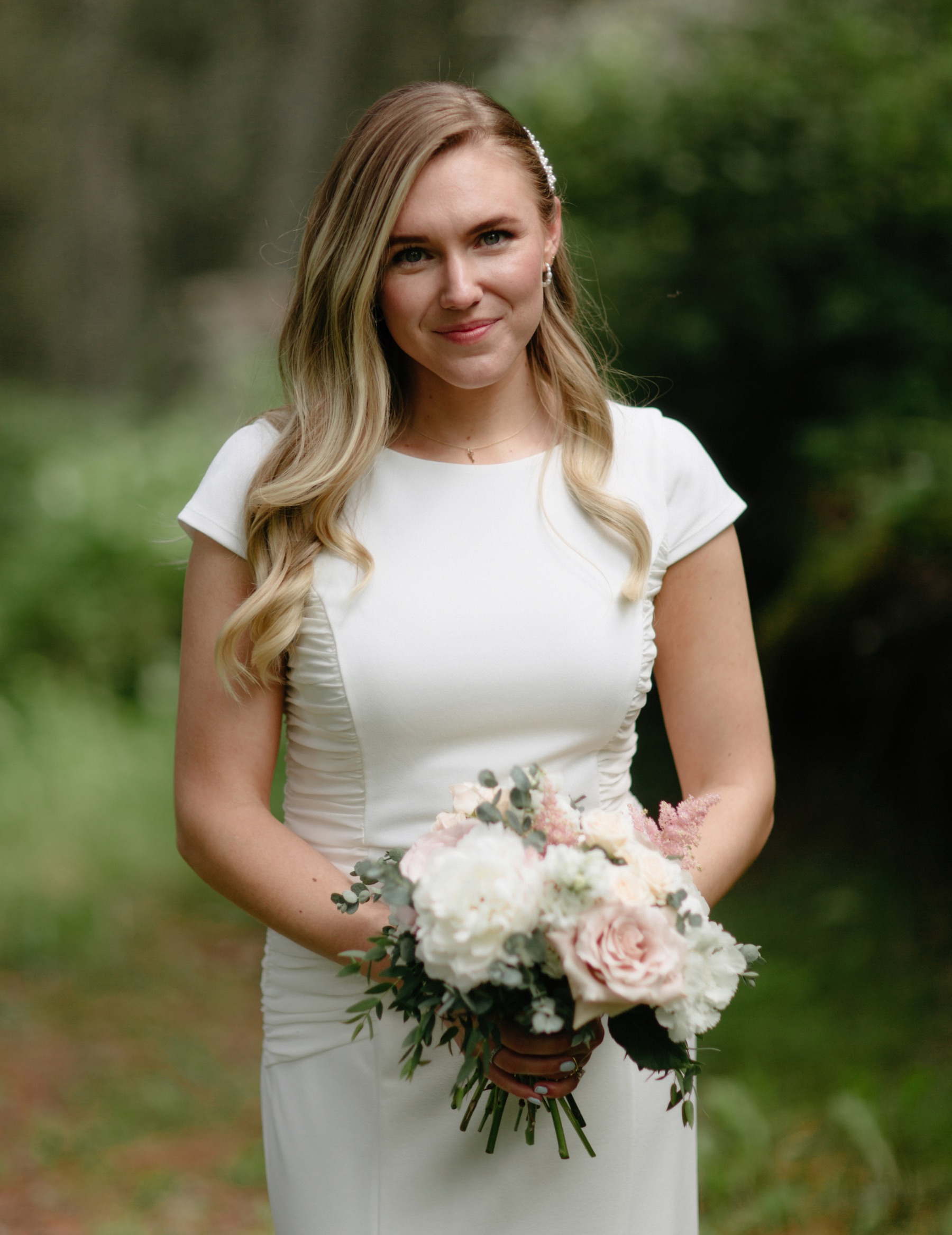 Natural bridal style at Azuridge Estate with beeded hairpiece, and blush and off white florals